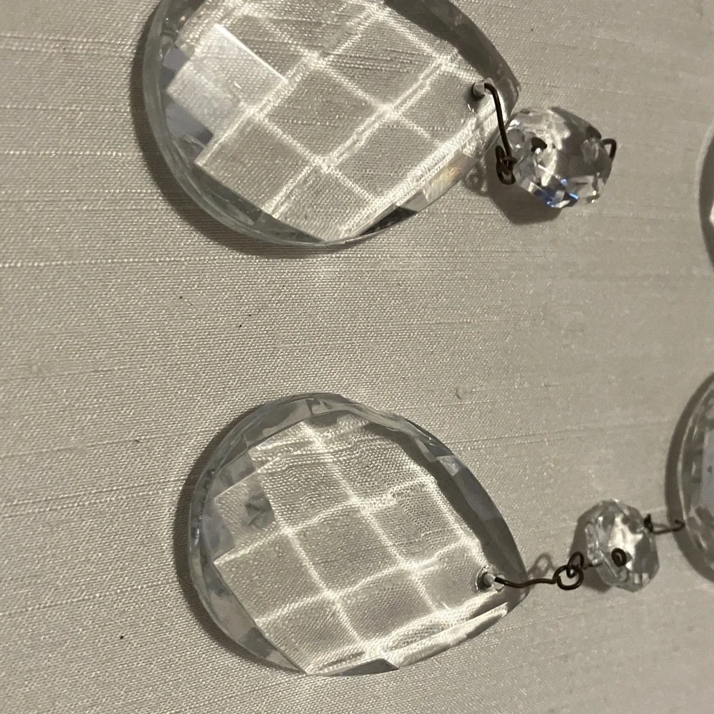 Set of 12. Vintage glass crystals 1.5” with hangers from older chandelier no - Picture 4 of 9